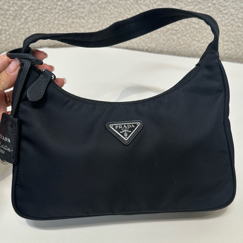 普拉達/Prada 黑色尼龍腋下包 經典三角標 手提包 時尚百搭 尺寸：22×16×6-0