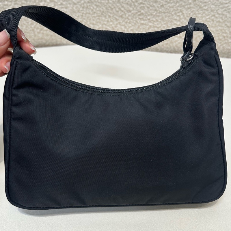 普拉達/Prada 黑色尼龍腋下包 經典三角標 手提包 時尚百搭 尺寸：22×16×6-1