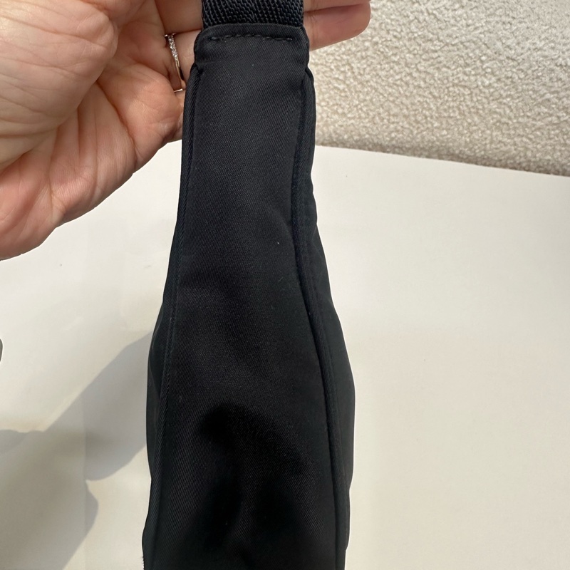 普拉達/Prada 黑色尼龍腋下包 經典三角標 手提包 時尚百搭 尺寸：22×16×6-2