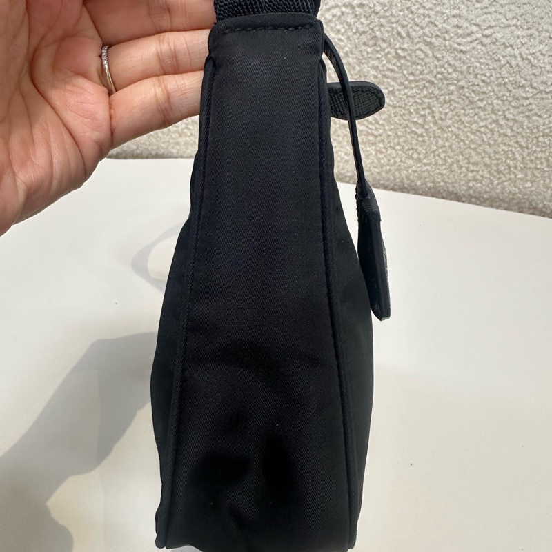 普拉達/Prada 黑色尼龍腋下包 經典三角標 手提包 時尚百搭 尺寸：22×16×6-3