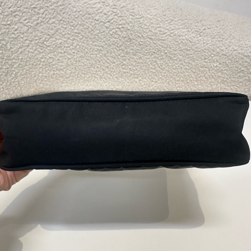 普拉達/Prada 黑色尼龍腋下包 經典三角標 手提包 時尚百搭 尺寸：22×16×6-4