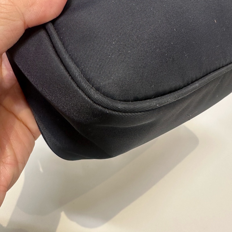 普拉達/Prada 黑色尼龍腋下包 經典三角標 手提包 時尚百搭 尺寸：22×16×6-5