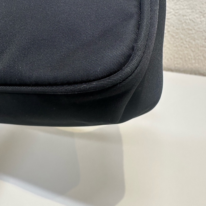 普拉達/Prada 黑色尼龍腋下包 經典三角標 手提包 時尚百搭 尺寸：22×16×6-6