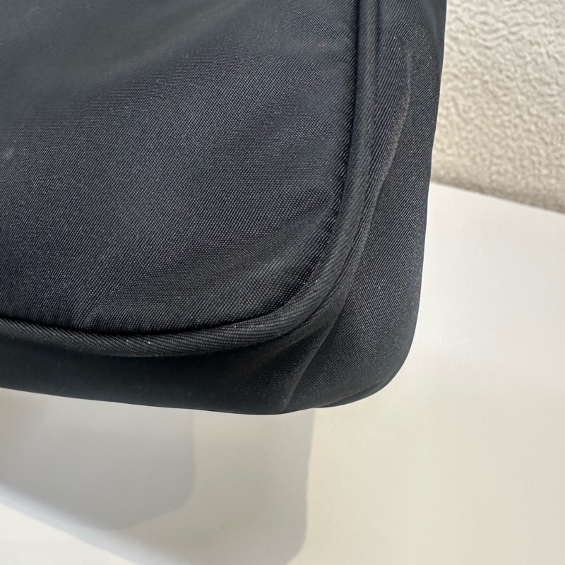 普拉達/Prada 黑色尼龍腋下包 經典三角標 手提包 時尚百搭 尺寸：22×16×6-8