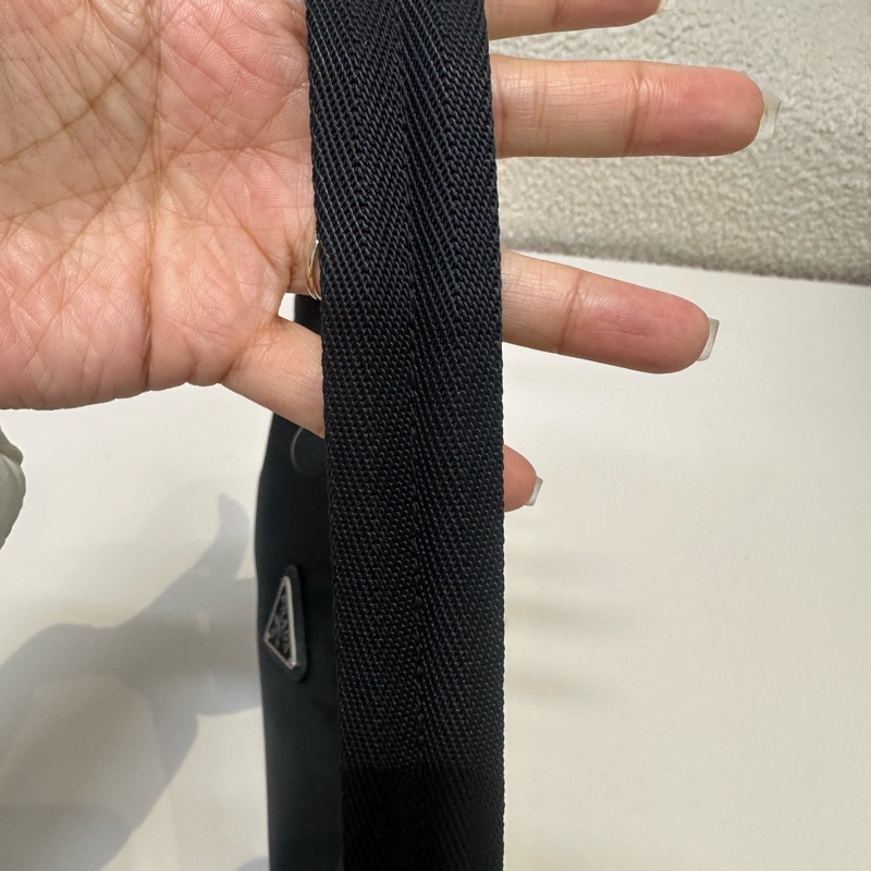 普拉達/Prada 黑色尼龍腋下包 經典三角標 手提包 時尚百搭 尺寸：22×16×6-9