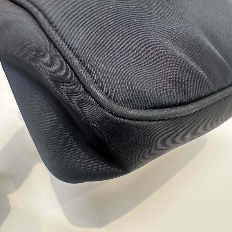 普拉達/Prada 黑色尼龍腋下包 經典三角標 手提包 時尚百搭 尺寸：22×16×6-10