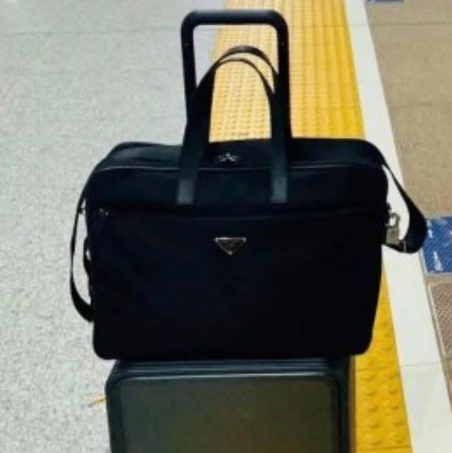 PRADA 經典款 黑色 尼龍 多夾層 手提包 側背包 公事包 斜背包  #甜售35800 85新 附上鎖-4