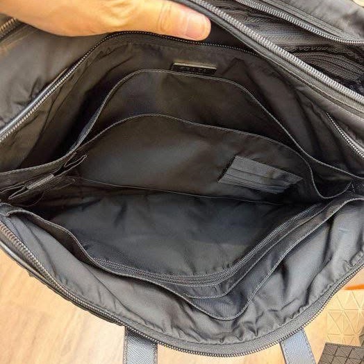 PRADA 經典款 黑色 尼龍 多夾層 手提包 側背包 公事包 斜背包  #甜售35800 85新 附上鎖-8