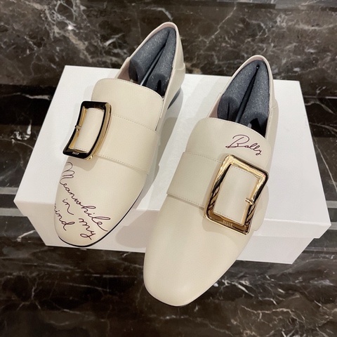 閒置 未使用Bally 巴利 限量款手寫體金屬方扣 樂福鞋 休閒鞋 可以踩跟 氣質優雅 意大利產 女款 米白色 尺碼：37 碼 附件：盒子 塵袋。