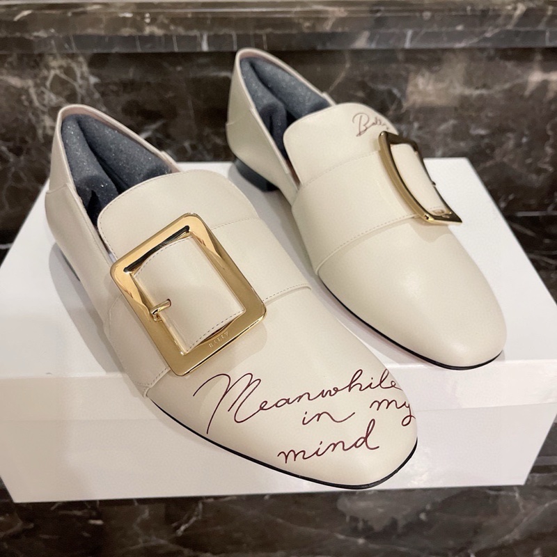 閒置 未使用Bally 巴利 限量款手寫體金屬方扣 樂福鞋 休閒鞋 可以踩跟 氣質優雅 意大利產 女款 米白色 尺碼：37 碼 附件：盒子 塵袋。-1