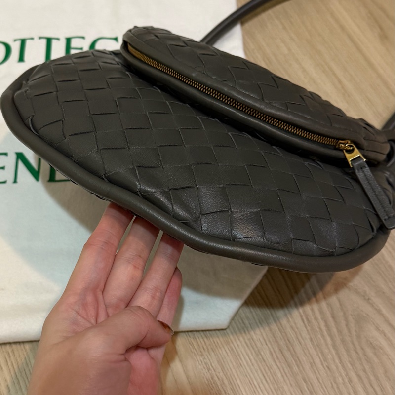 專櫃購入 BV Gemelli 半月包 經典灰色 舒淇代言-2