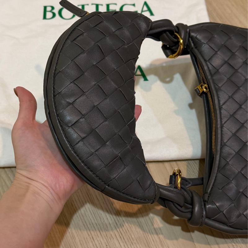 專櫃購入 BV Gemelli 半月包 經典灰色 舒淇代言-3