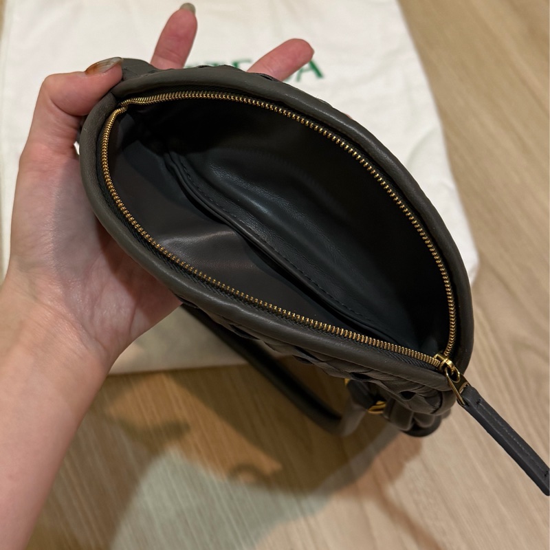 專櫃購入 BV Gemelli 半月包 經典灰色 舒淇代言-5