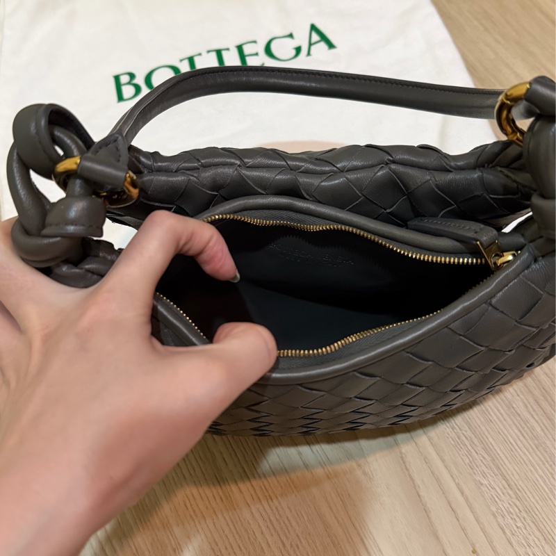 專櫃購入 BV Gemelli 半月包 經典灰色 舒淇代言-7