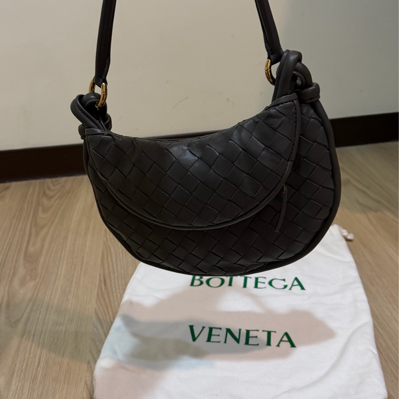 專櫃購入 BV Gemelli 半月包 經典灰色 舒淇代言-9