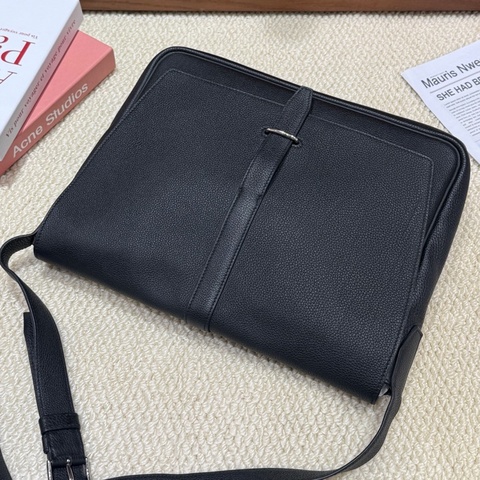 Hermes/愛馬仕 Steve light junior黑色郵差包單肩斜挎包 Y刻 極簡低調實用款 尺寸:33*28。