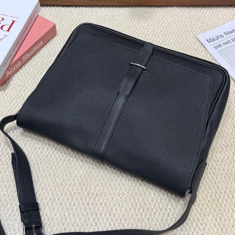 Hermes/愛馬仕 Steve light junior黑色郵差包單肩斜挎包 Y刻 極簡低調實用款 尺寸:33*28。-0