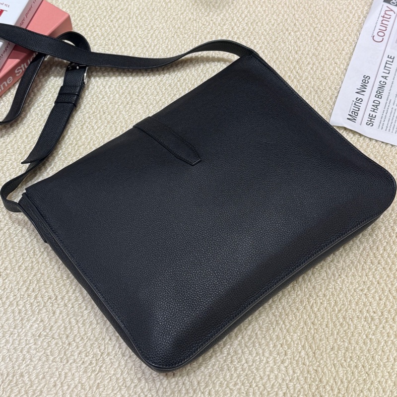 Hermes/愛馬仕 Steve light junior黑色郵差包單肩斜挎包 Y刻 極簡低調實用款 尺寸:33*28。-1