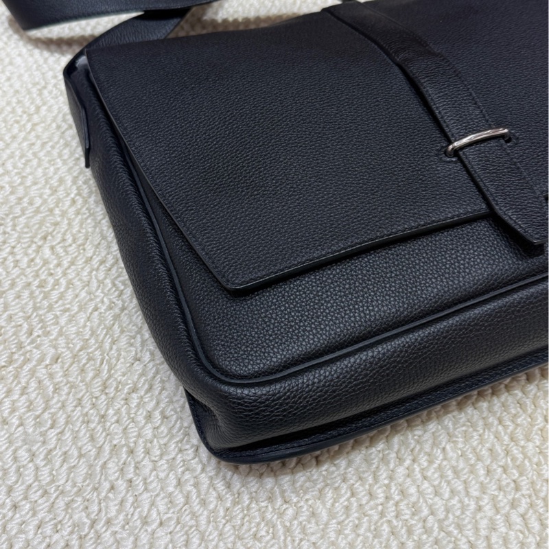 Hermes/愛馬仕 Steve light junior黑色郵差包單肩斜挎包 Y刻 極簡低調實用款 尺寸:33*28。-3