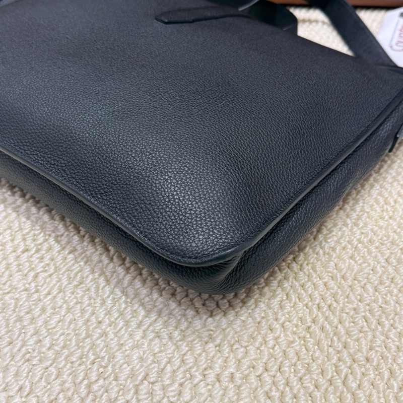 Hermes/愛馬仕 Steve light junior黑色郵差包單肩斜挎包 Y刻 極簡低調實用款 尺寸:33*28。-4