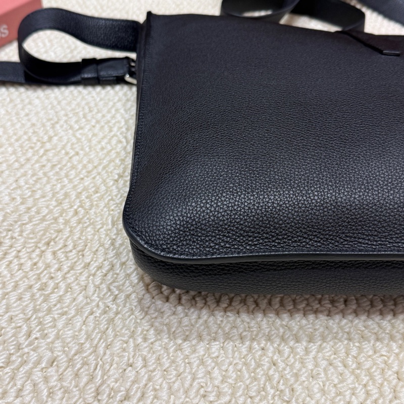 Hermes/愛馬仕 Steve light junior黑色郵差包單肩斜挎包 Y刻 極簡低調實用款 尺寸:33*28。-5