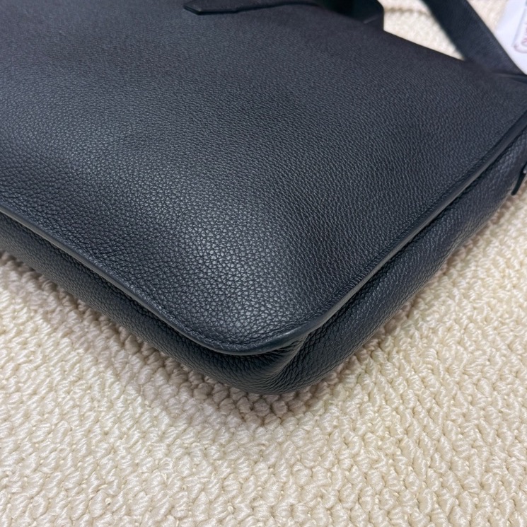 Hermes/愛馬仕 Steve light junior黑色郵差包單肩斜挎包 Y刻 極簡低調實用款 尺寸:33*28。-7