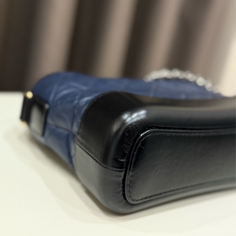 Chanel香奈兒 Gabrielle hobo黑藍色拼接流浪包-6