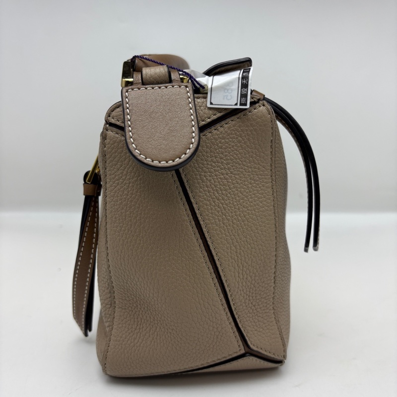 Loewe puzzle小號沙色幾何包，尺寸：24*16cm  🈚附件-3