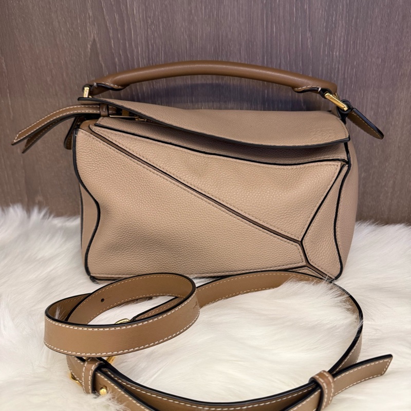 98新 Loewe puzzle小號沙色幾何包，尺寸：24*16cm，包口有1處小裂  但不影響美觀-0