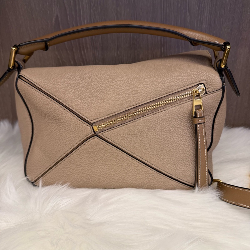 98新 Loewe puzzle小號沙色幾何包，尺寸：24*16cm，包口有1處小裂  但不影響美觀-1