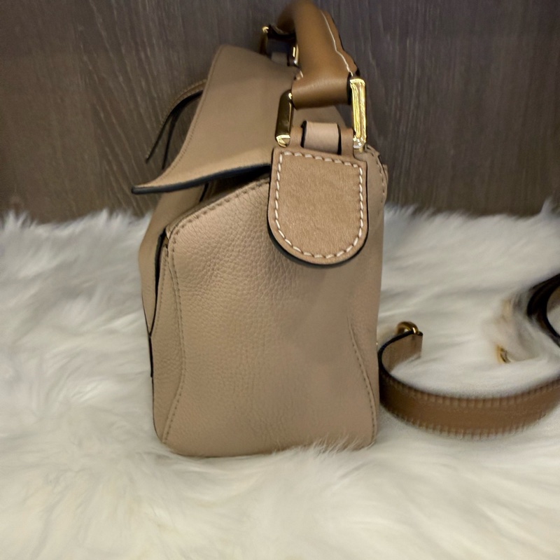 98新 Loewe puzzle小號沙色幾何包，尺寸：24*16cm，包口有1處小裂  但不影響美觀-2