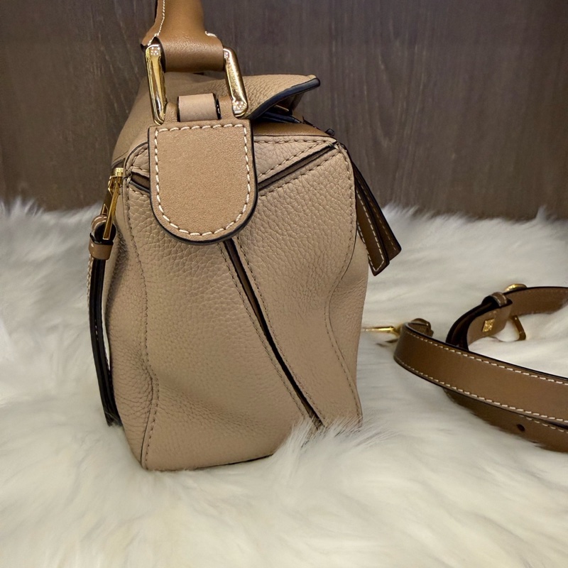 98新 Loewe puzzle小號沙色幾何包，尺寸：24*16cm，包口有1處小裂  但不影響美觀-3