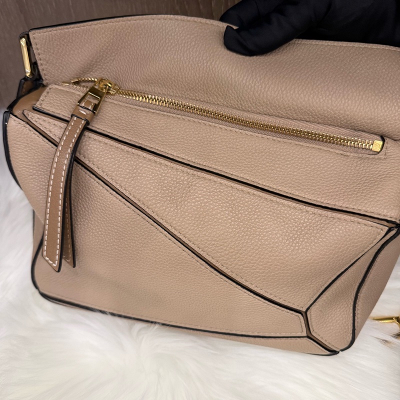 98新 Loewe puzzle小號沙色幾何包，尺寸：24*16cm，包口有1處小裂  但不影響美觀-4