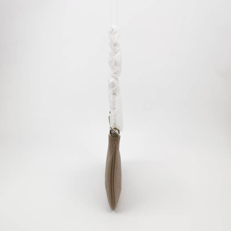 Gucci GG Emblem小號牛皮純色老花壓紋斜挎 包單肩包-3