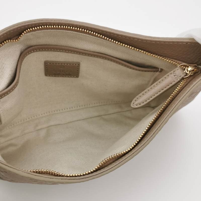 Gucci GG Emblem小號牛皮純色老花壓紋斜挎 包單肩包-6