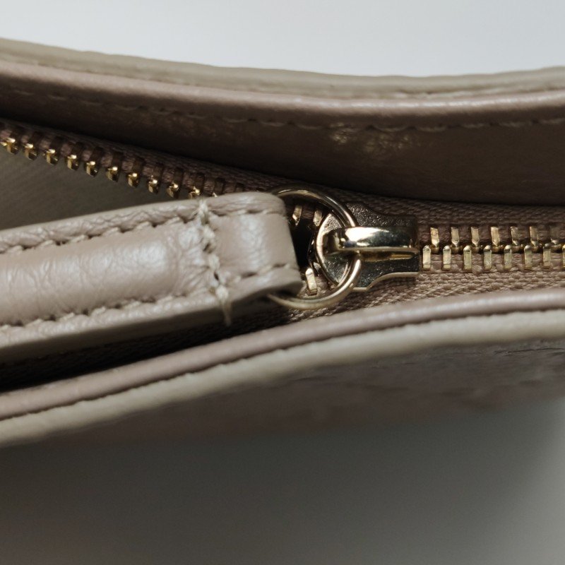 Gucci GG Emblem小號牛皮純色老花壓紋斜挎 包單肩包-11