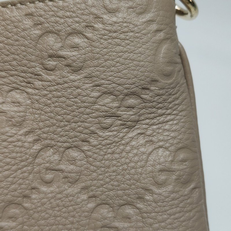 Gucci GG Emblem小號牛皮純色老花壓紋斜挎 包單肩包-14