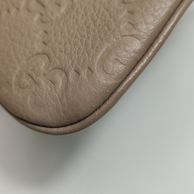 Gucci GG Emblem小號牛皮純色老花壓紋斜挎 包單肩包-15