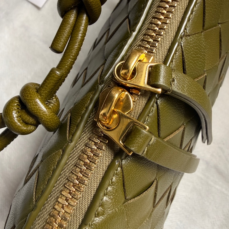 【BOTTEGA VENETA】 Mini Loop Camera Bag 橄欖綠小羊皮編織斜背包｜近全新｜附原廠防塵袋-11