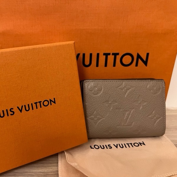 louis vuitton LV 壓紋短夾-1