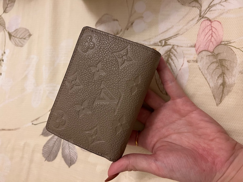 louis vuitton LV 壓紋短夾-2
