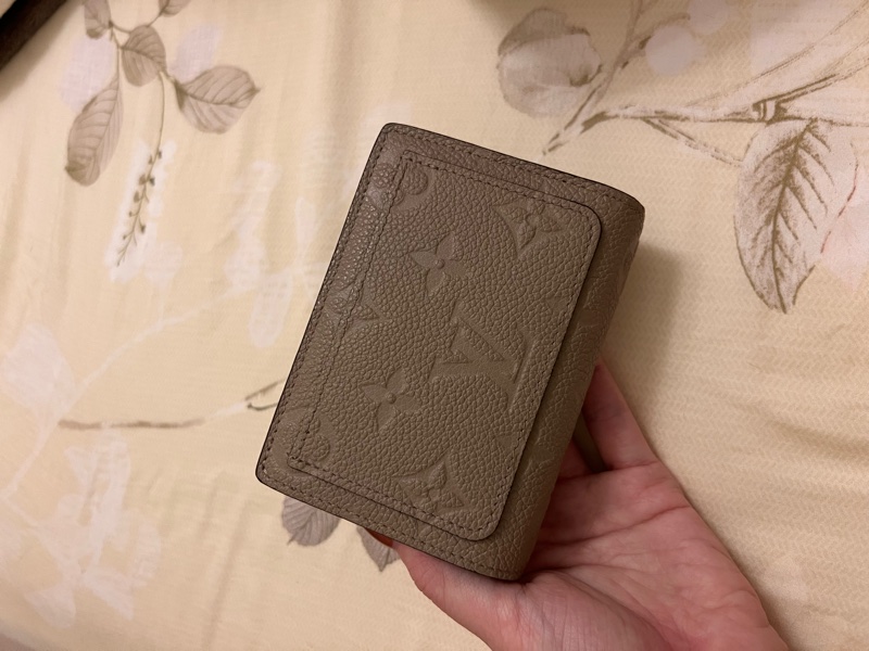 louis vuitton LV 壓紋短夾-7