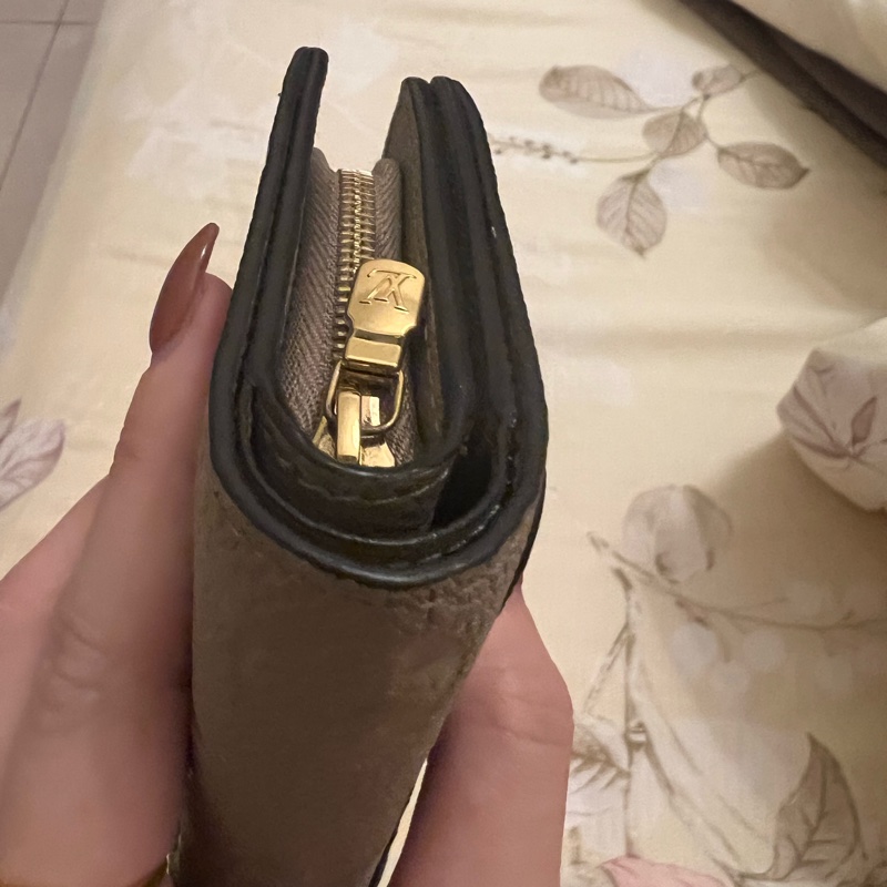 louis vuitton LV 壓紋短夾-13