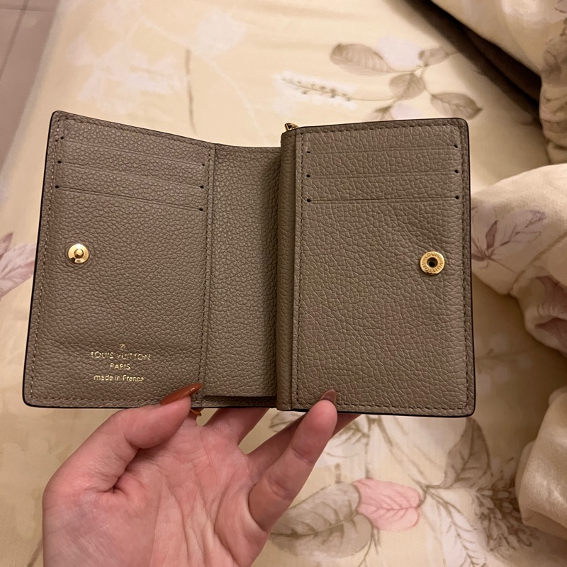 louis vuitton LV 壓紋短夾-17