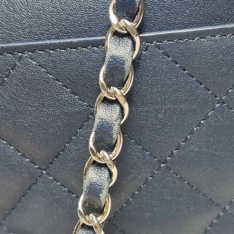 Chanel古巴系列羊皮菱格絎縫雙C標識鏈條單肩包-12