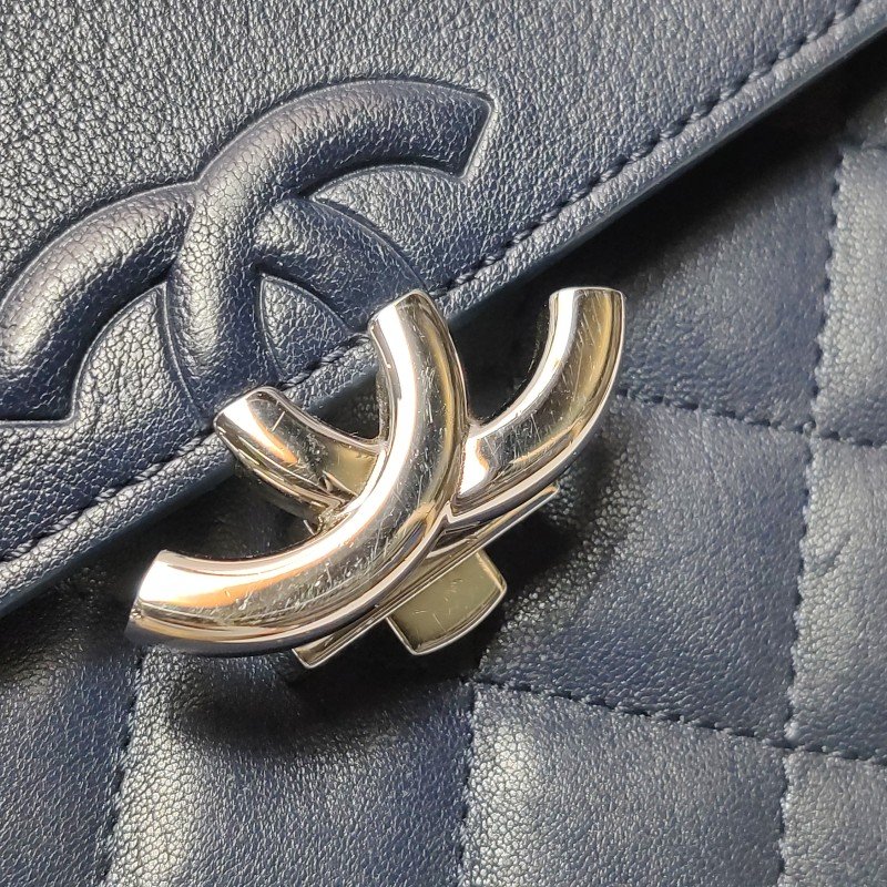 Chanel古巴系列羊皮菱格絎縫雙C標識鏈條單肩包-13