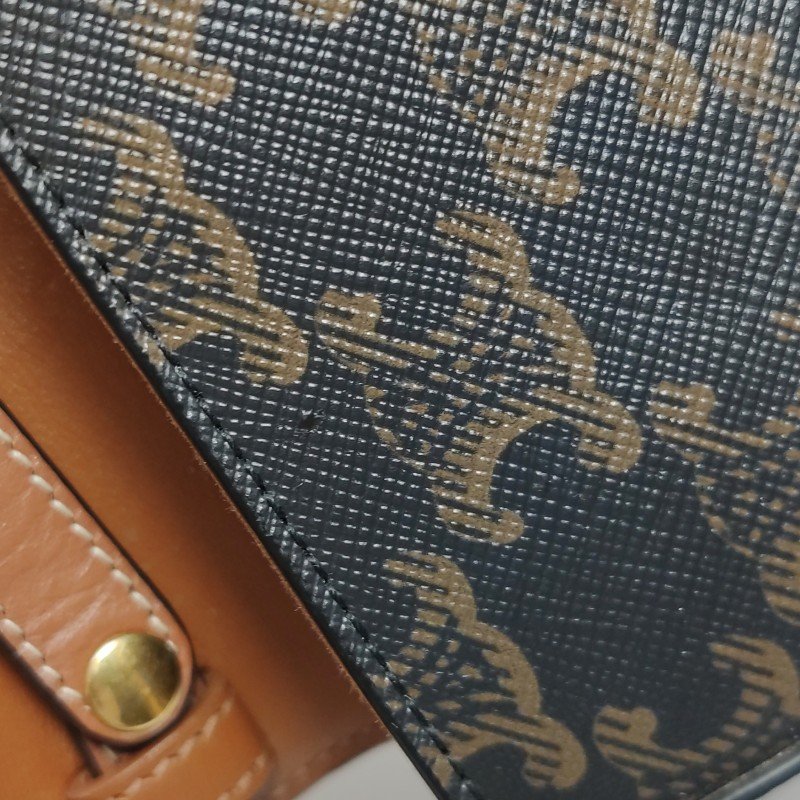 Celine Claude迷你牛皮標誌印花Logo插扣斜挎包包-21