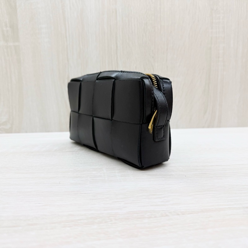 BV🖤黑編織Mini Cassette拉鍊側背包-3