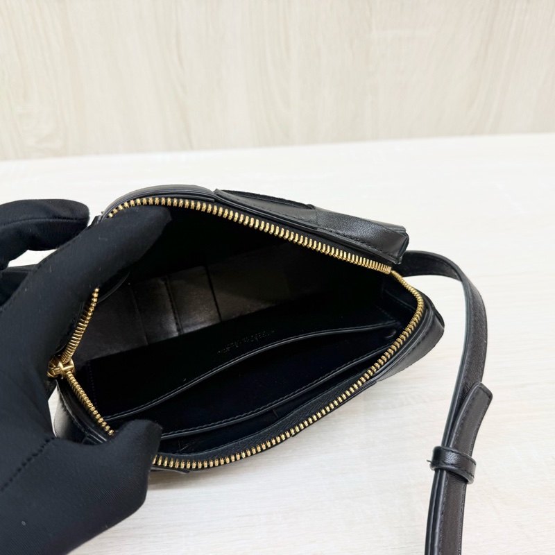 BV🖤黑編織Mini Cassette拉鍊側背包-6