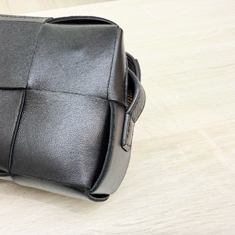 BV🖤黑編織Mini Cassette拉鍊側背包-12